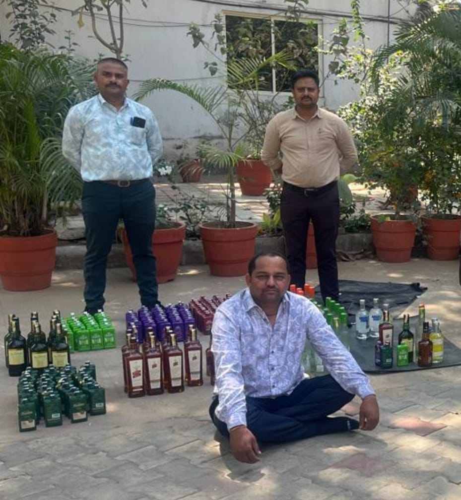 પ્રાંતિજના રસુલપુર પાટીયા પાસેથી રૂ.૧.૬૯ લાખનો દારૂ પકડાયો. કારના ગુપ્ત ખાનામાંથી દારૂ સાથે ચાલક પકડાયો.