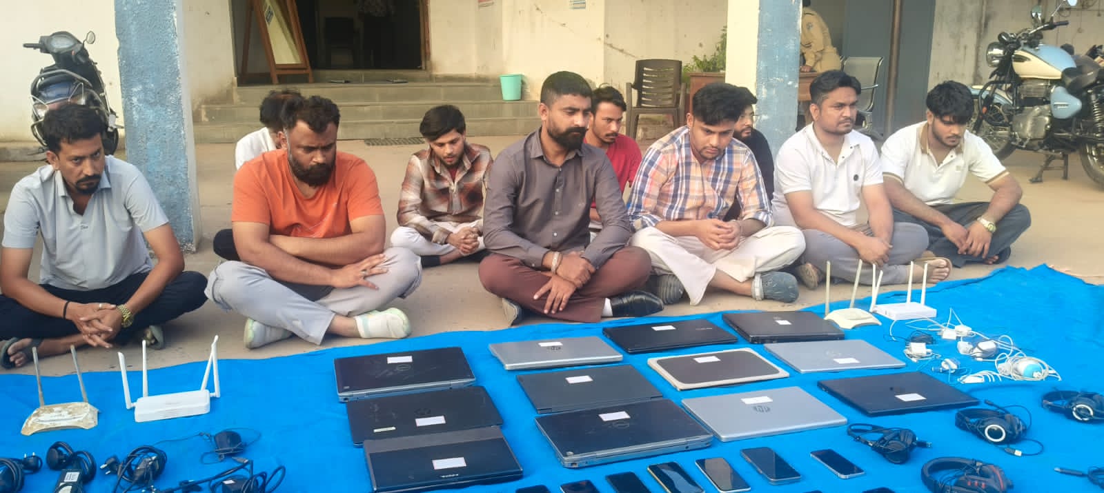 ઈડરમાં ગેરકાયદે ધમધમતા કોલ સેન્ટર પર એસએમસીનો દરોડો. ૧ર થી વધુ લેપટોપ, ૧૦ મોબાઈલ સહિત અન્ય સાધન સામગ્રી કબજે લેવાઈ.