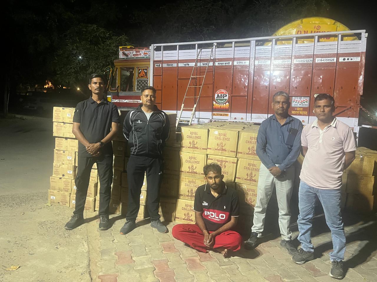 રણાસણ ત્રણ રસ્તા નજીકથી દારૂ ભરીને જતી ટ્રક પકડાઈ. રૂા. ૬૮.૭૭ લાખની દારૂની ૪૭૧ પેટી પકડાઈ. ટ્રકના ચાલકની અટકાયત કરાઈ 