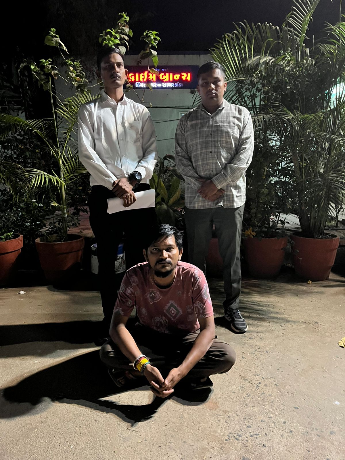 પાંચ માસથી ત્રણ ગુનામાં નાસતો ફરતો ઈસમ પકડાયો.