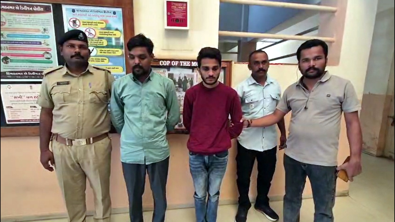 હિંમતનગરમાં ડ્રગ્સ મંગાવી નકલી પોલીસે રૂ.૮ લાખનો તોડ કર્યો. ડ્રગ્સ મંગાવી નકલી પોલીસ તેને અમદાવાદ તરફ લઈ ગઈ  કેસ કરવાની ધમકી આપી રૂ.પ૦ લાખ માંગ્યા હોવાનો આક્ષેપ .