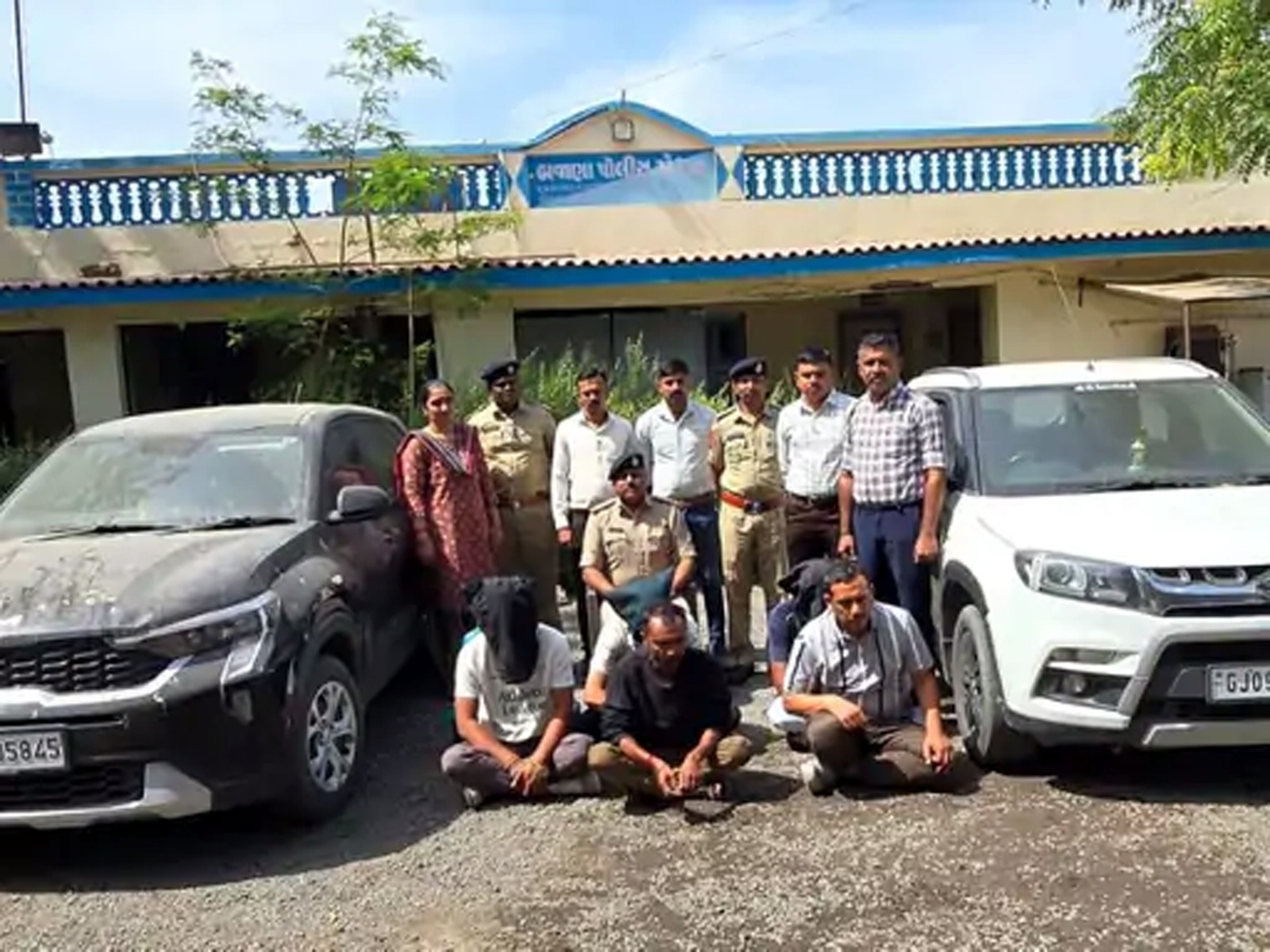 ધ્રાંગધ્રાના તબિબને એનડીપીએસમાં ફસાવી પૈસા પડાવતી ગેંગ પકડાઈ. આઈબીની ખોટી ઓળખ આપનાર છ પકડાયા. હિંમતનગરના પોલીસ કોન્સ્ટેબલ અને હોમગાર્ડની સંડોવણી હોવાનું ખુલ્યું