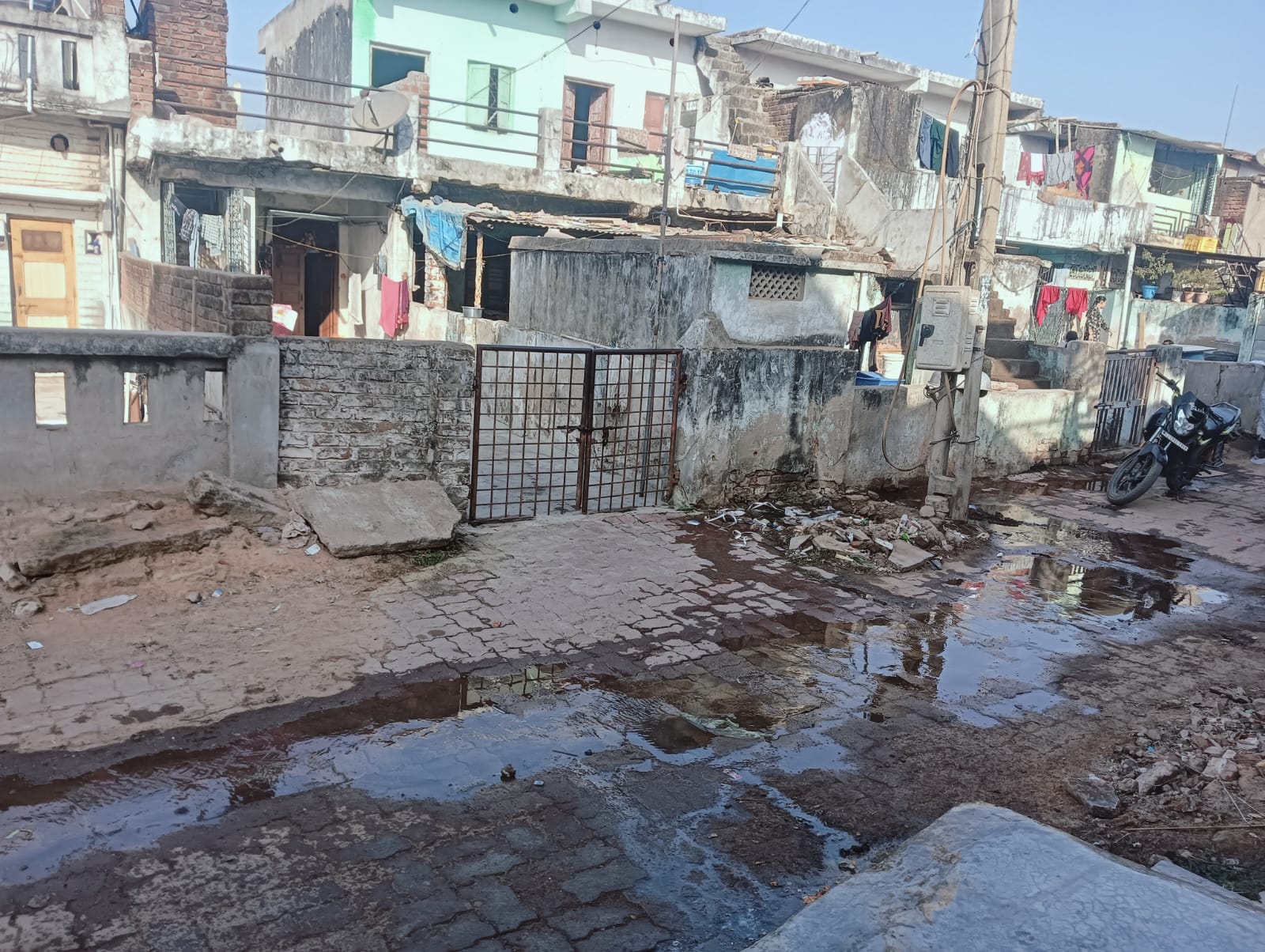 હિંમતનગર પાલિકાના પદાધિકારીઓની મુદત પૂર્ણ થતાં જતા રહયા પણ સમસ્યાઓ મુક્તા ગયા. વોર્ડ નં.૭માં ઉભરાતી ગટરોનો નિકાલ ન થતાં રહીશો તોબા. સોશ્યલ મીડીયા પર પદાધિકારીઓએ મુકેલી આભારની વિગતો હાસ્યાસ્પદ બની.