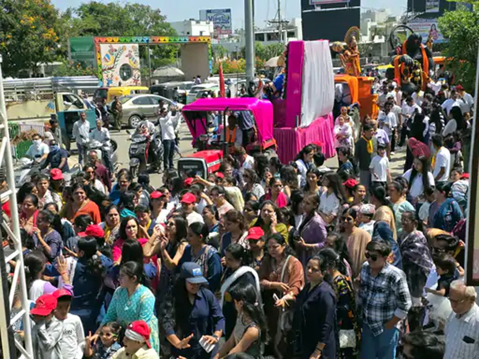 હિંમતનગરમાં સિંધી સમાજ દ્વારા ચેટીચાંદ પર્વ ઉજવાયું. શહેરમાં ઝૂલેલાલની શોભાયાત્રા નીકળી, ઢોલ-ડીજેના તાલ સાથે સમાજ જોડાયો.