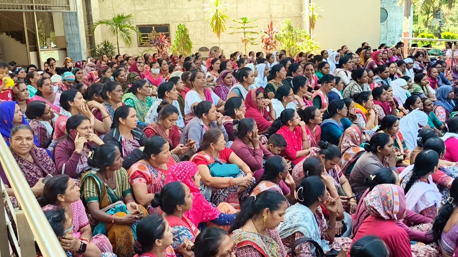 આંગણવાડી કર્મચારીઓના પ્રશ્નો અંગે હિંમતનગરમાં દેખાવો કરાયા. હાઈકોર્ટના ચુકાદાનો અમલ નહીં કરાય તો વિધાનસભાને ઘેરાવો કરવાની ચીમકી.