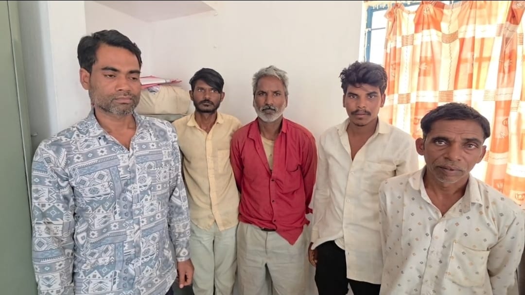 સાબરકાંઠામાં ૯ દિવસના બાળકની તસ્કરી. બે અઠવાડિયા અગાઉ બાળક ને અમદાવાદમાં વેચી દીધાનું ખુલ્યું. સાબરકાંઠાના સરહદી વિસ્તારમાં ચાલતા કૌભાંડને એન્ટી હ્યુમન ટ્રાફિકીંગ યુનિટની ટીમે શોધી કાઢયું.