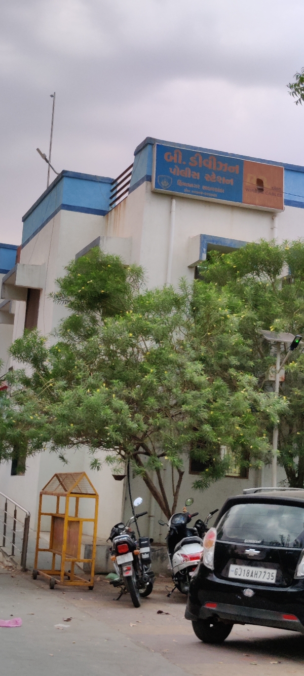 હિંમતનગરમાં વ્યાજે લીધેલ રૂ.૧૦ લાખને બદલે રૂ.૬૦ લાખ ચુકવ્યા હોવા છતાં ત્રાસ અપાતાં એક વિરૂધ્ધ ફરીયાદ. છાપરીયામાં રહેતા વ્યાજખોરે પઠાણી ઉઘરાણી કરી મરાવી નાખવાની ધમકી આપી.