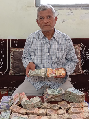 કોમી એકતાની મિસાલ: અમદાવાદના વકીલે ઈદના પર્વે ‘૭૮૬’ નંબરની ૪.૩૦ લાખની ચલણી નોટોનું કર્યું પૂજન