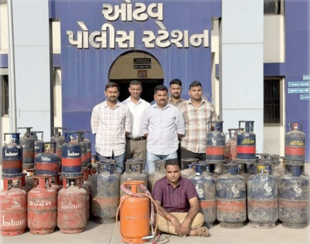 અમદાવાદ: ઓઢવ પોલીસે ગેરકાયદે ગેસ રિફીલિંગના રેકેટનો પર્દાફાશ કર્યો, ૨.૬૧ લાખનો મુદ્દામાલ કબજે