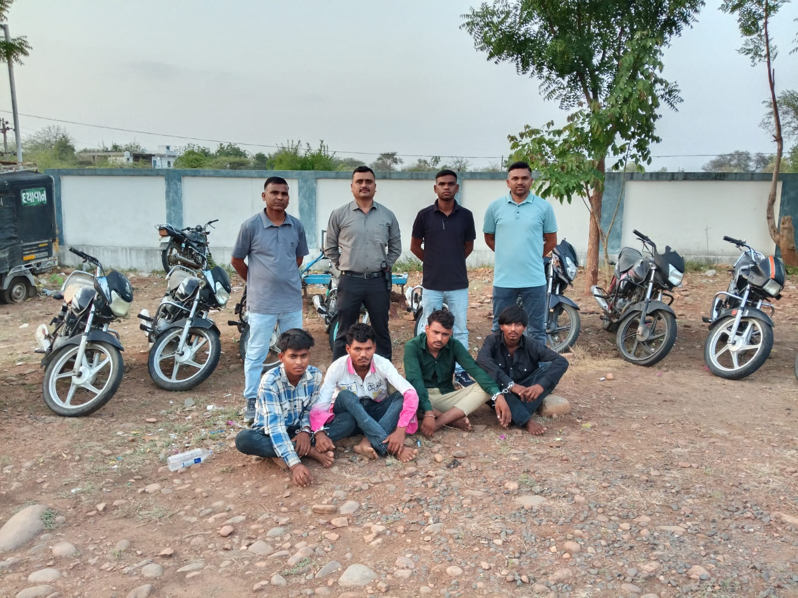 ગુજરાત-રાજસ્થાનમાં મોટરસાયકલ ચોરીનો આતંક મચાવતી આંતર રાજ્ય ગેંગ ઝડપાઈ