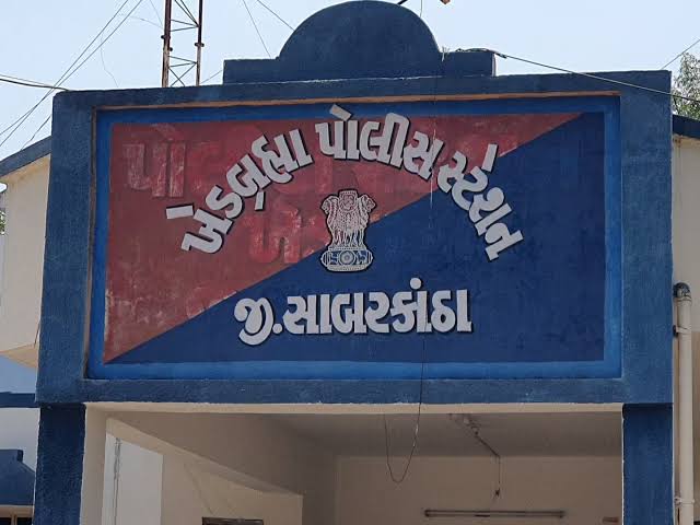 રૂ.૨૦.૪૬ લાખ ચૂકવ્યા છતાં ‘બાકી’ના નામે ત્રાસ. ખેડબ્રહ્માના મટોડામાં વ્યાજખોર સામે પોલીસ ફરિયાદ.