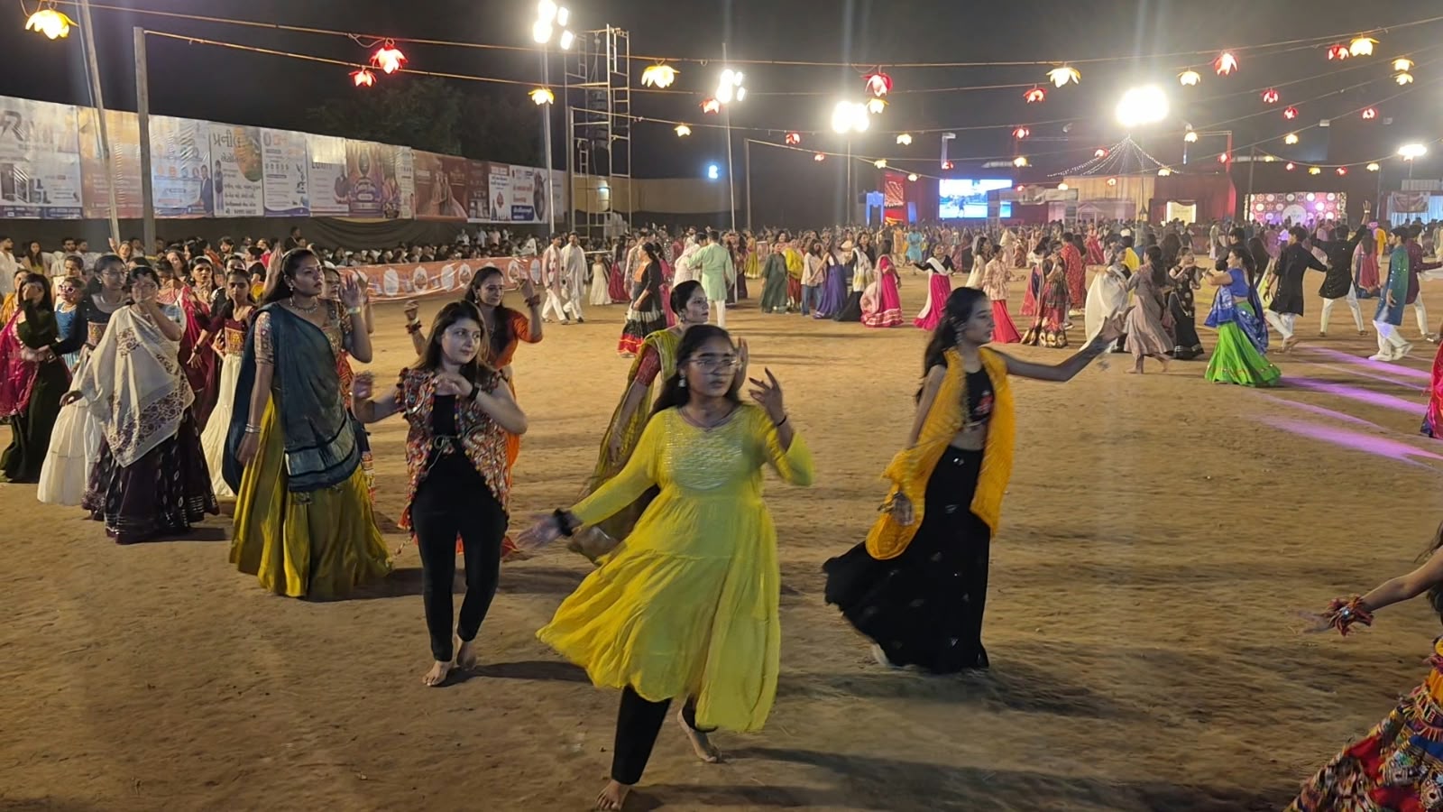 જિલ્લામાં નવરાત્રી જામી, મોડી રાત સુધી ખેલૈયાઓ મનભરીને ગરબે ઘુમ્યા